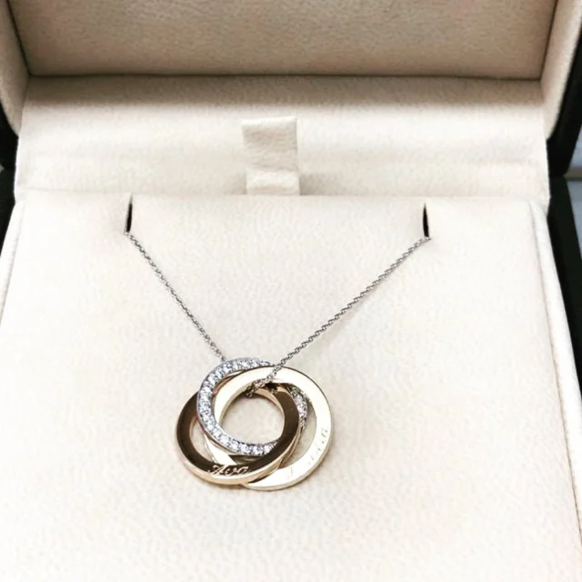 Red gold, yellow gold and diamond pendant with children’s names engraved.

#redgold #gold #diamonds #pendant #mummiesbabies #bespoke #handmadejewelry #london #bondstreet #present